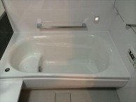 ブラックのアクセントパネルでシックな浴室に